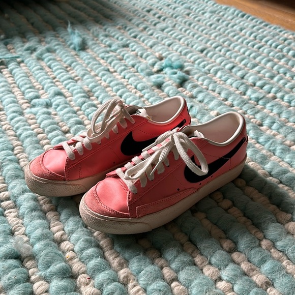 Size 7 barely worn Nikes. - Picture 2 of 4